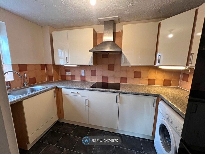 2 Bedroom Flat To Rent In Hurworth Avenue, Slough, SL3