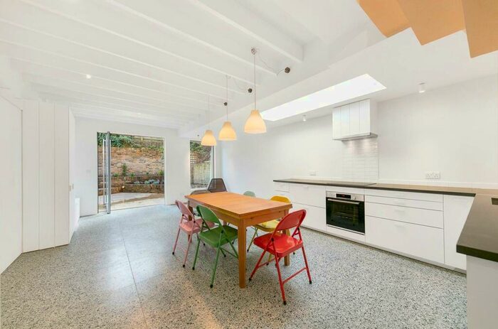 2 Bedroom Flat To Rent In Petworth Street, Battersea, London, SW11