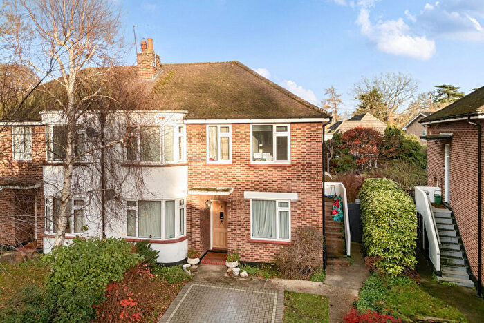 2 Bedroom Maisonette For Sale In Oatlands Drive, Weybridge, KT13
