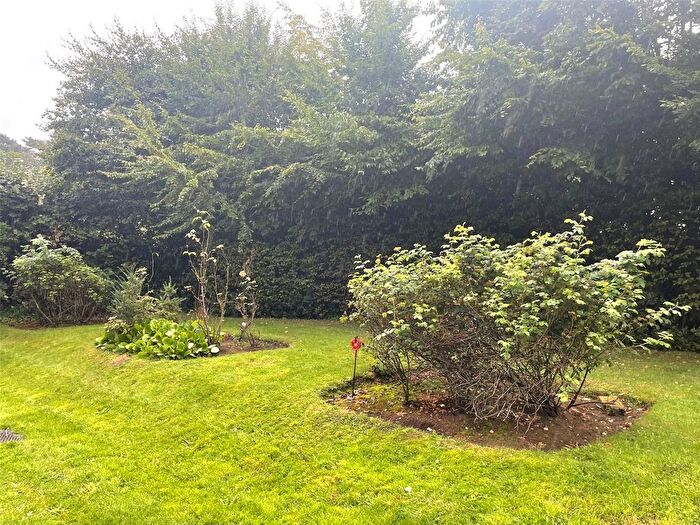 1 Bedroom Flat For Sale In Epsom Road, Leatherhead, Surrey, KT22