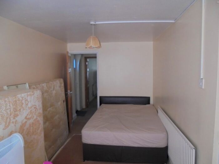1 Bedroom Flat To Rent In Great West Road, Hounslow, TW5