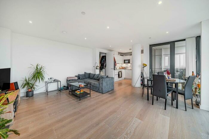 2 Bedroom Flat To Rent In City North Place, Finsbury Park, London, N4