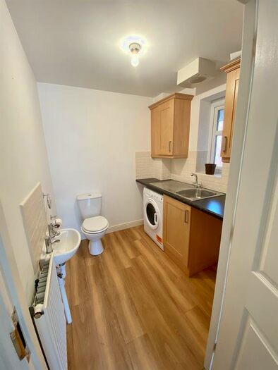 4 Bedroom Town House To Rent In Cardinal Close, Birmingham, B17