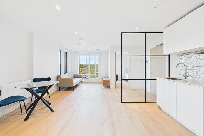 1 Bedroom Flat To Rent In Coombe Hill House, London, SW20