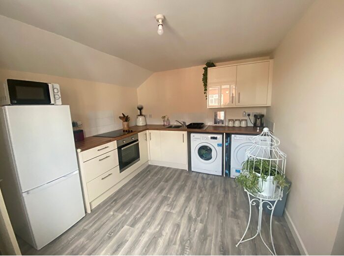 2 Bedroom Flat To Rent In Cemetery Road, DE55