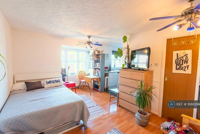 Studio To Rent In Toulouse Court, London, SE16