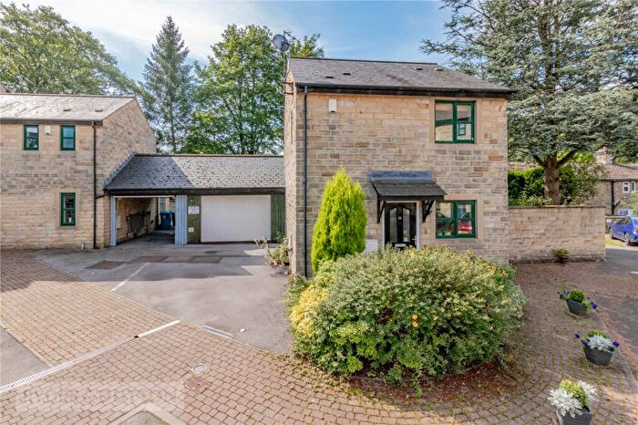 3 Bedroom Link Detached House For Sale In Hopkinson Close, Uppermill, Saddleworth, OL3
