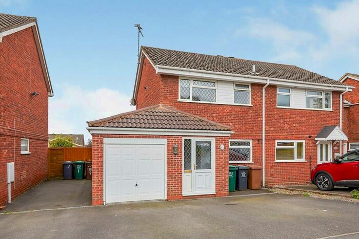 3 Bedroom Semi-Detached House To Rent In Masefield Avenue, Midway, Swadlincote, Derbyshire, DE11