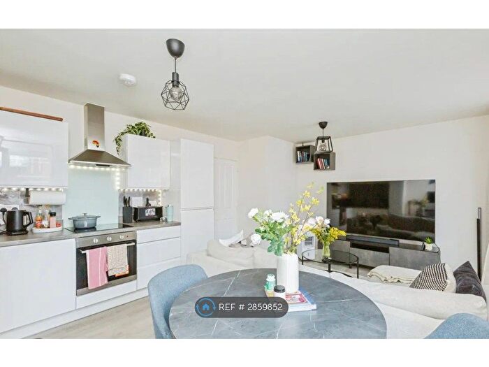 2 Bedroom Flat To Rent In Weir View Lodge, Leicester, LE3