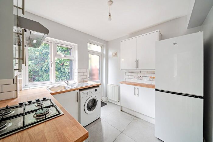 2 Bedroom Flat To Rent In Natal Road, Streatham, London, SW16