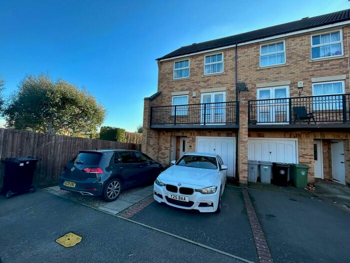 4 Bedroom End Of Terrace House To Rent In Coriander Drive, Bourne, PE10