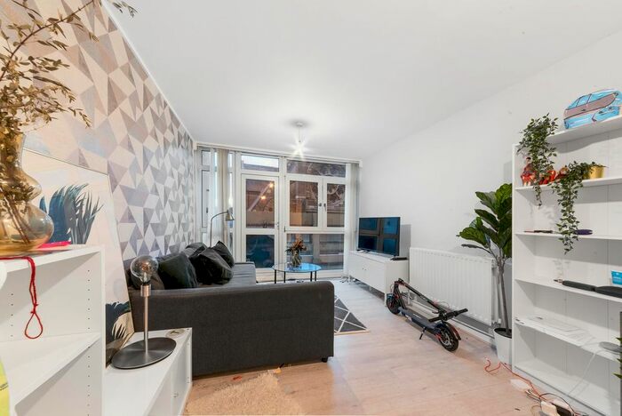 2 Bedroom Flat To Rent In Oswell House, Farthing Fields, London, E1W