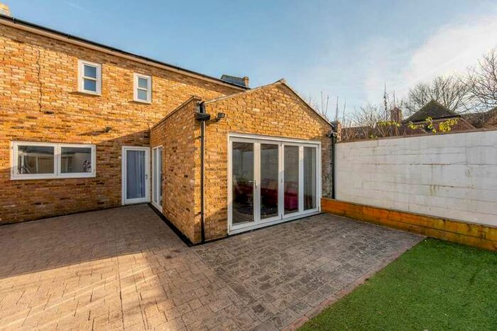 3 Bedroom Detached House To Rent In Fairfield Place, Kingston, KT1