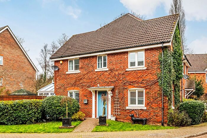 3 Bedroom Link Detached House For Sale In Albion Way, Edenbridge, Kent, TN8