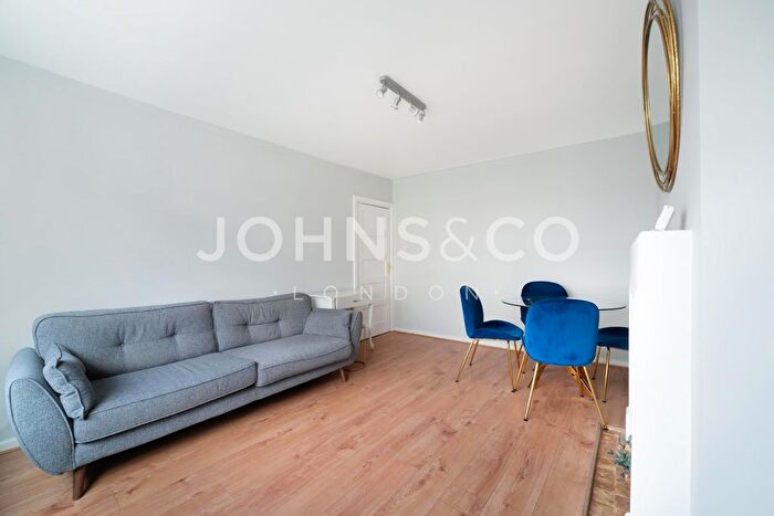 2 Bedroom Flat To Rent In Manor Vale, Brentford, London, TW8