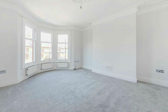 2 Bedroom Flat To Rent In Radbourne Road, London, SW12