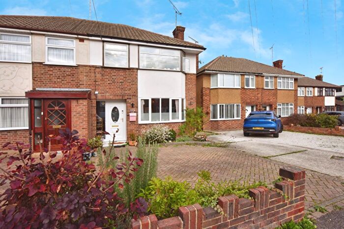 3 Bedroom Semi-Detached House For Sale In Broad Oak Way, Rayleigh, SS6