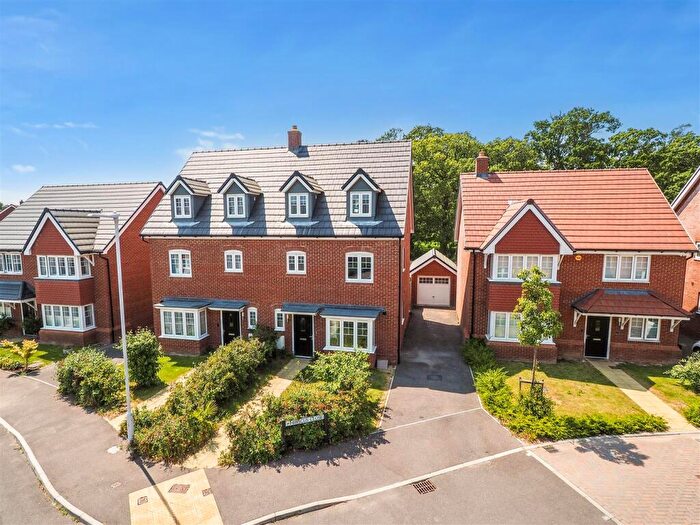 4 Bedroom Semi-Detached House For Sale In Water Lily Way, Worthing, BN13