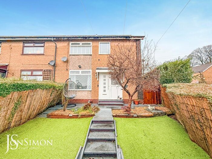 3 Bedroom Town House For Sale In St Andrews Close, Ramsbottom, Bury, BL0