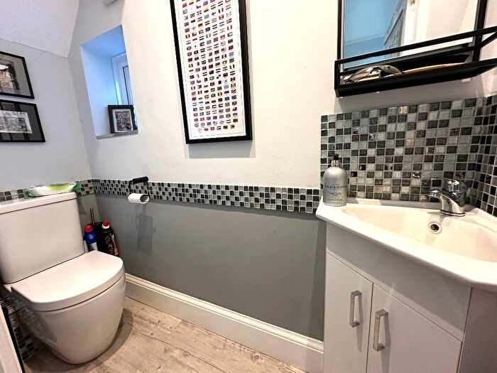 3 Bedroom End Of Terrace House For Sale In Hart Lane, Round Green, Luton, Bedfordshire, LU2