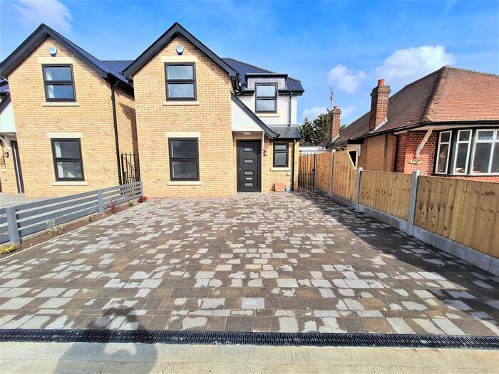 4 Bedroom Detached House To Rent In Edmund Road, Rainham, RM13