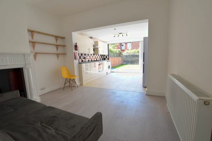 3 Bedroom Flat To Rent In Highlever Road, London, W10