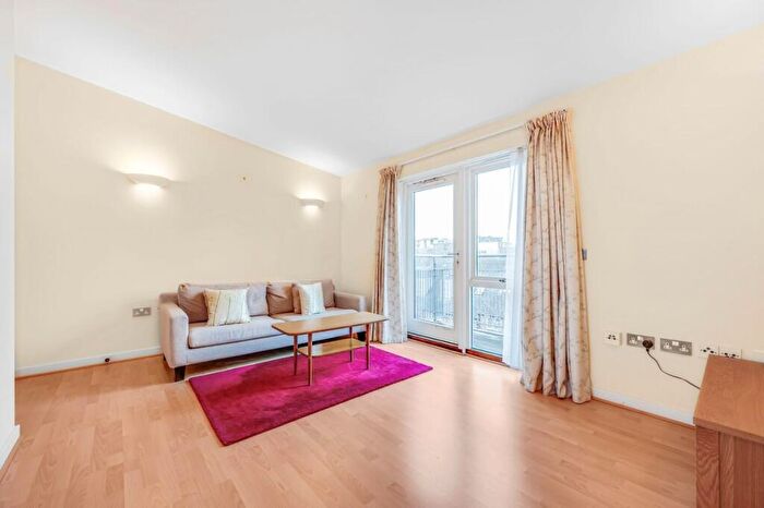 2 Bedroom Flat To Rent In Wellington Square, London, N1