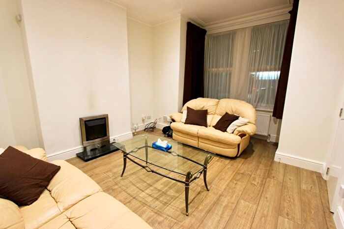 4 Bedroom End Of Terrace House To Rent In Southgate, N11