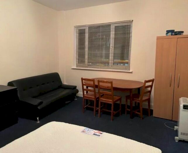 2 Bedroom Flat To Rent In Balham High Road, London SW17