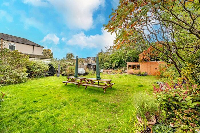 2 Bedroom Flat For Sale In Hainault Road, Leytonstone, London, E11