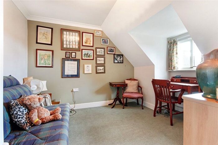 2 Bedroom Flat For Sale In Lime Tree Walk, Sevenoaks, Kent, TN13