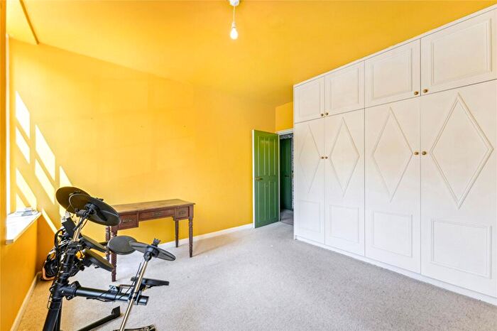 2 Bedroom Apartment To Rent In Vicarage Crescent, London, SW11