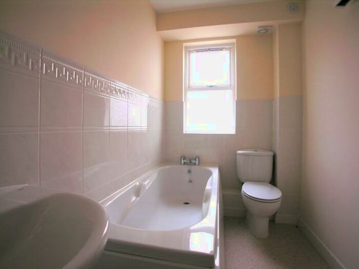 2 Bedroom Property To Rent In Flat, Sandown Road, L15