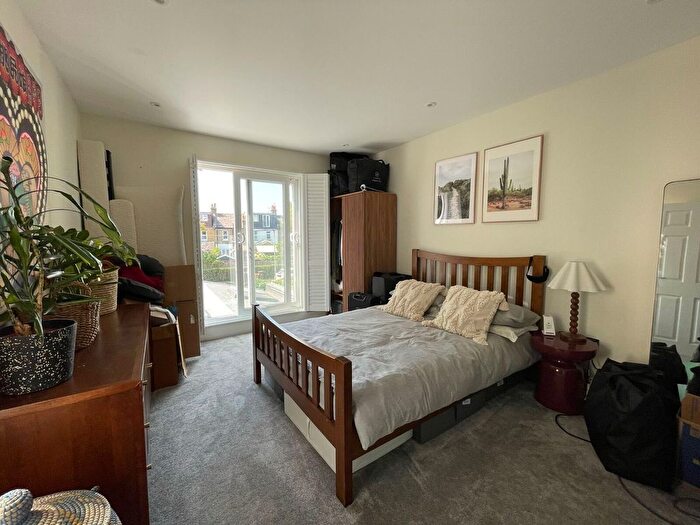 1 Bedroom Flat To Rent In Kingston Road, Raynes Park, London, SW20