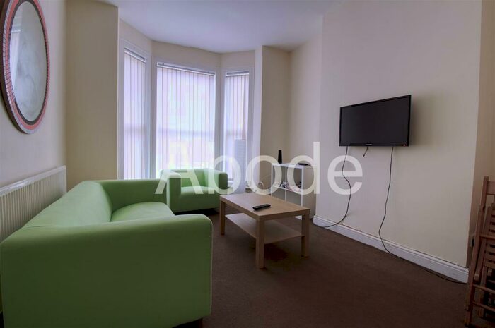 4 Bedroom House To Rent In Hessle View, Hyde Park, Leeds, LS6