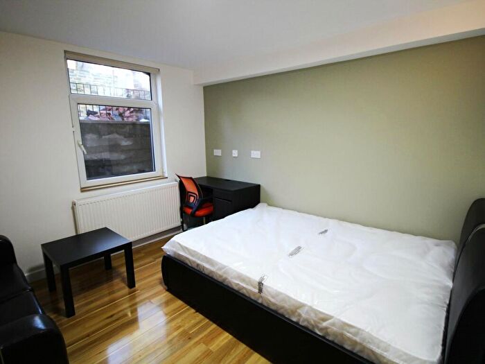 Apartment To Rent In Apt C, Regent Park Terrace #, LS6