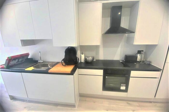 2 Bedroom Flat To Rent In High Street, Hounslow, TW3