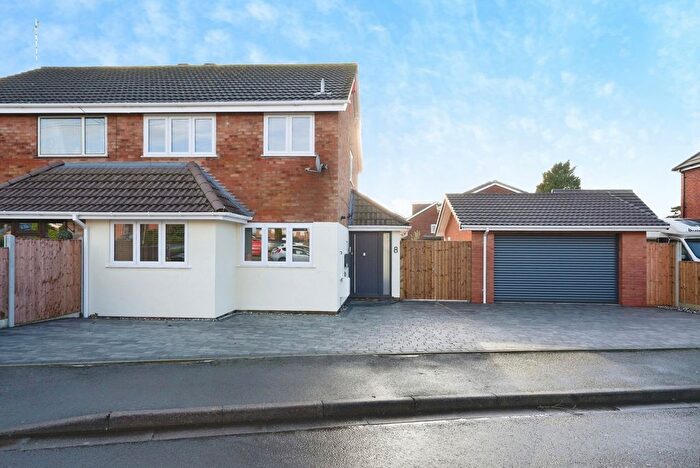 3 Bedroom Semi Detached House For Sale In Keats Avenue, Worcester, Worcestershire, WR3