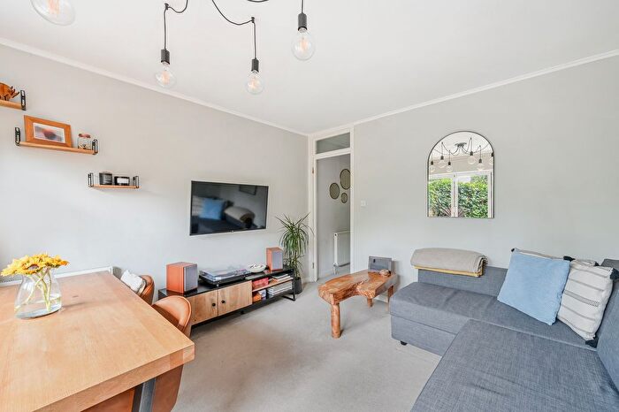 2 Bedroom Flat To Rent In Garrick Close, SW18