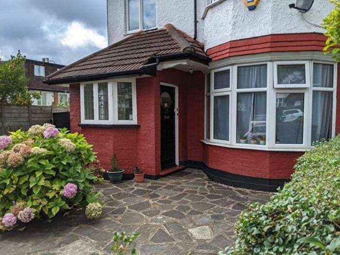 2 Bedroom Flat To Rent In Leeside Crescent, London, NW11