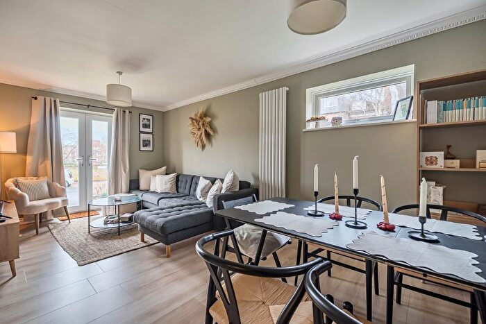 2 Bedroom Flat For Sale In Balmoral Gardens, Windsor, SL4