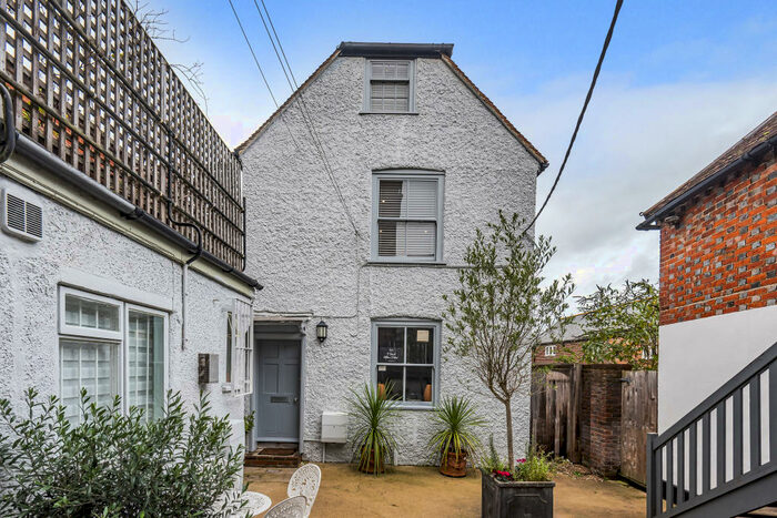 2 Bedroom Apartment To Rent In High Street, Lymington, SO41