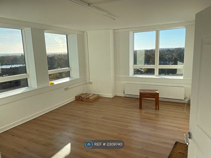 2 Bedroom Flat To Rent In Wellington Close, Walton-On-Thames, KT12