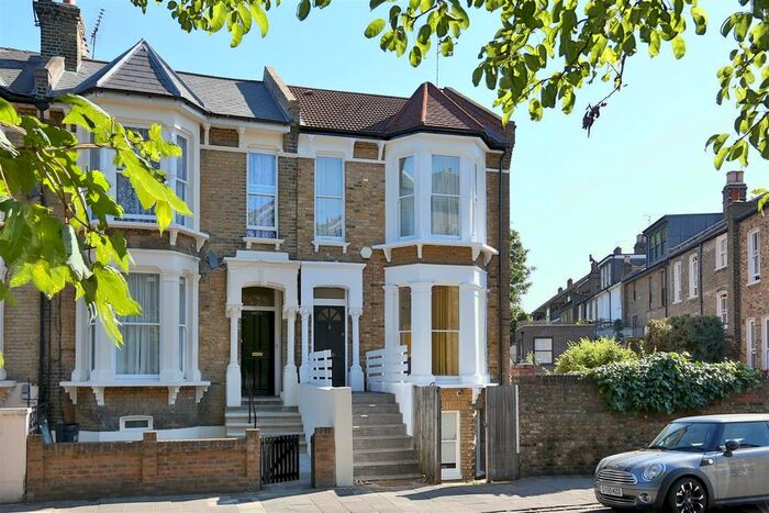 3 Bedroom Flat To Rent In Brooke Road, Stoke Newington, N16