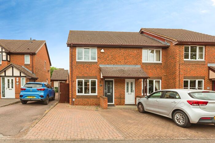 2 Bedroom End Of Terrace House For Sale In Hawfinch, Watermead, Aylesbury, HP19