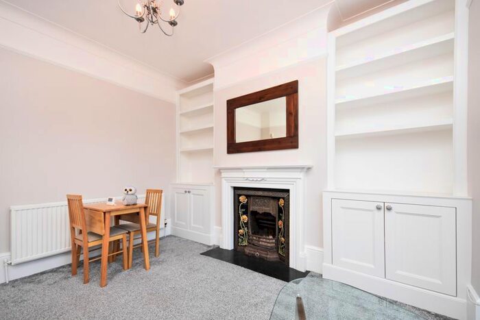 2 Bedroom Flat To Rent In Lynn Road, London SW12