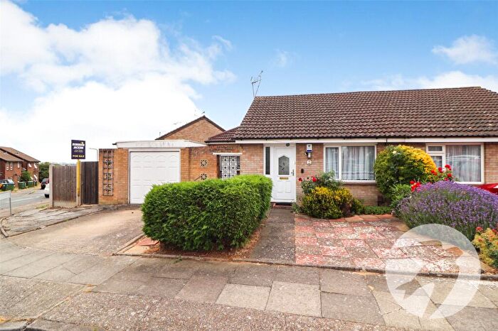 2 Bedroom Bungalow For Sale In Wyatt Road, Crayford, Dartford, DA1