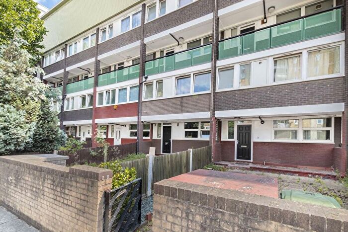 4 Bedroom Flat To Rent In St. Helena Road, London, SE16