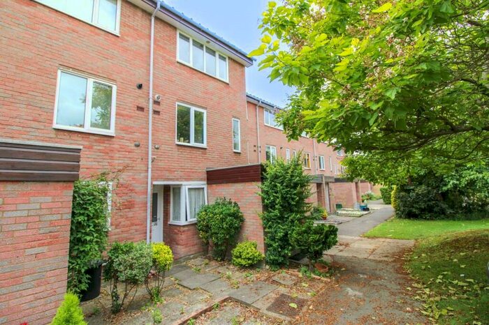 2 Bedroom Apartment To Rent In Engadine Close, Croydon, CR0