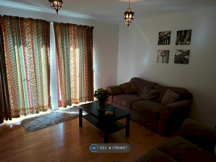 2 Bedroom Flat To Rent In High Riggs, Edinburgh, EH3